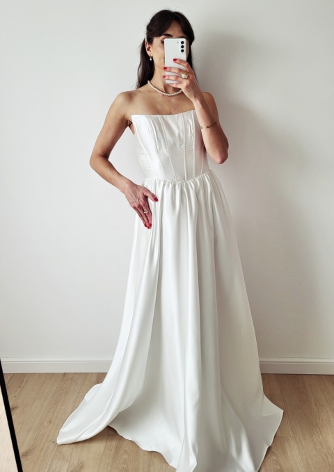 Renee Suknia Ślubna z gorsetem rozkloszowana