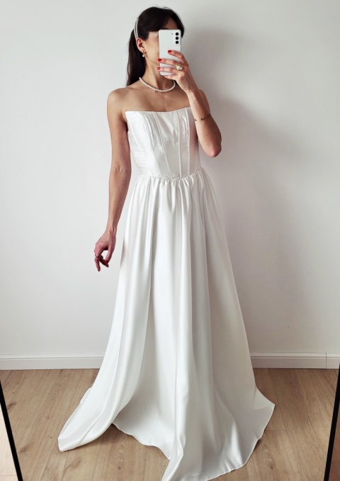 Renee Suknia Ślubna z gorsetem rozkloszowana