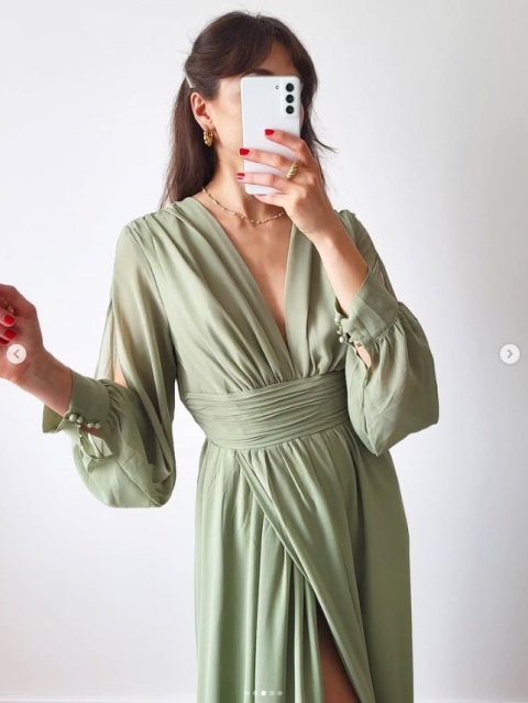 Rosa pistacjowa sukienka z delikatnym rocięciem plus size