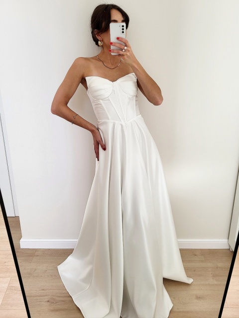 Rozkloszowana suknia ślubna z gorsetem Rebeca