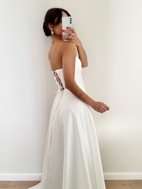 Rozkloszowana suknia ślubna z gorsetem Rebeca