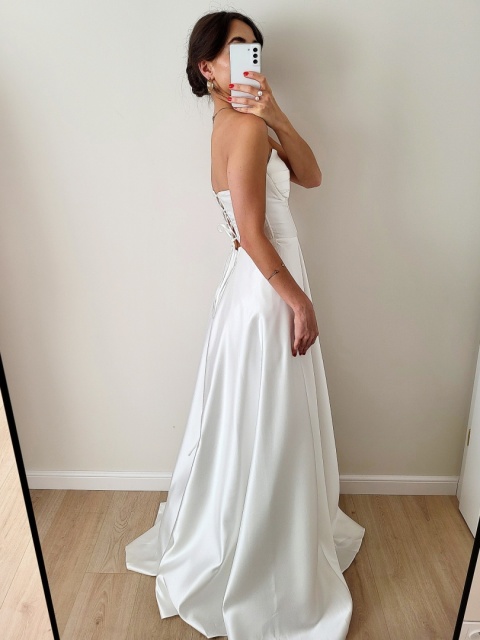 Rozkloszowana suknia ślubna z gorsetem Rebeca