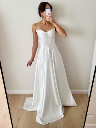 Rozkloszowana suknia ślubna z gorsetem Rebeca