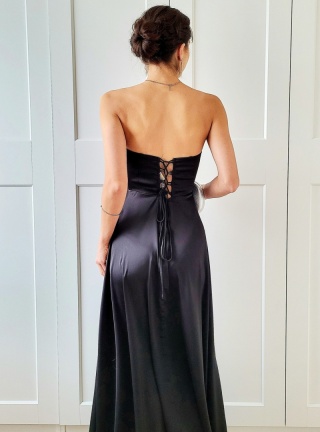 Satini czarna długa sukienka z gorsetem rozkloszowana