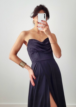 Satini czarna długa sukienka z gorsetem rozkloszowana