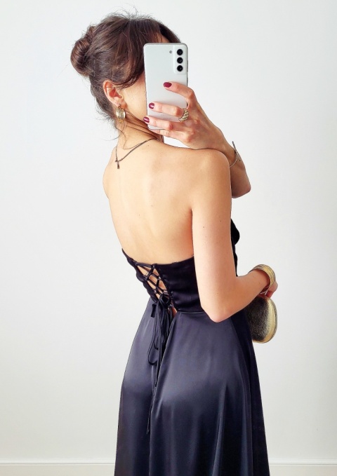 Satini czarna długa sukienka z gorsetem rozkloszowana